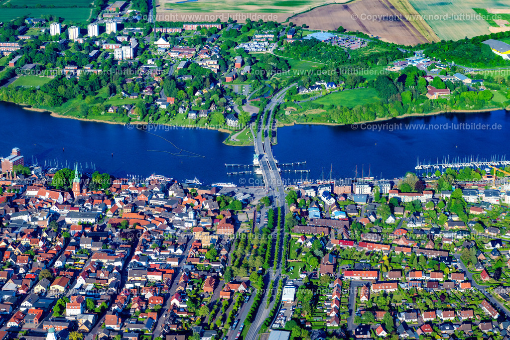 Kappeln_An_der_Schlei_Brücke_ELS_2800170524 | KAPPELN 01.05.2024 Straßenbrücke über die Schlei in Kappeln im Bundesland Schleswig-Holstein, Deutschland. Die " Doppel -Klappbrücke " im Verlauf der Bundesstraße B203 überquert in der Stadt Kappeln den Meeresarm Ostseefjord Schlei. // Road bridge over the Schlei in Kappeln in the state Schleswig-Holstein, Germany. Foto: Martin Elsen