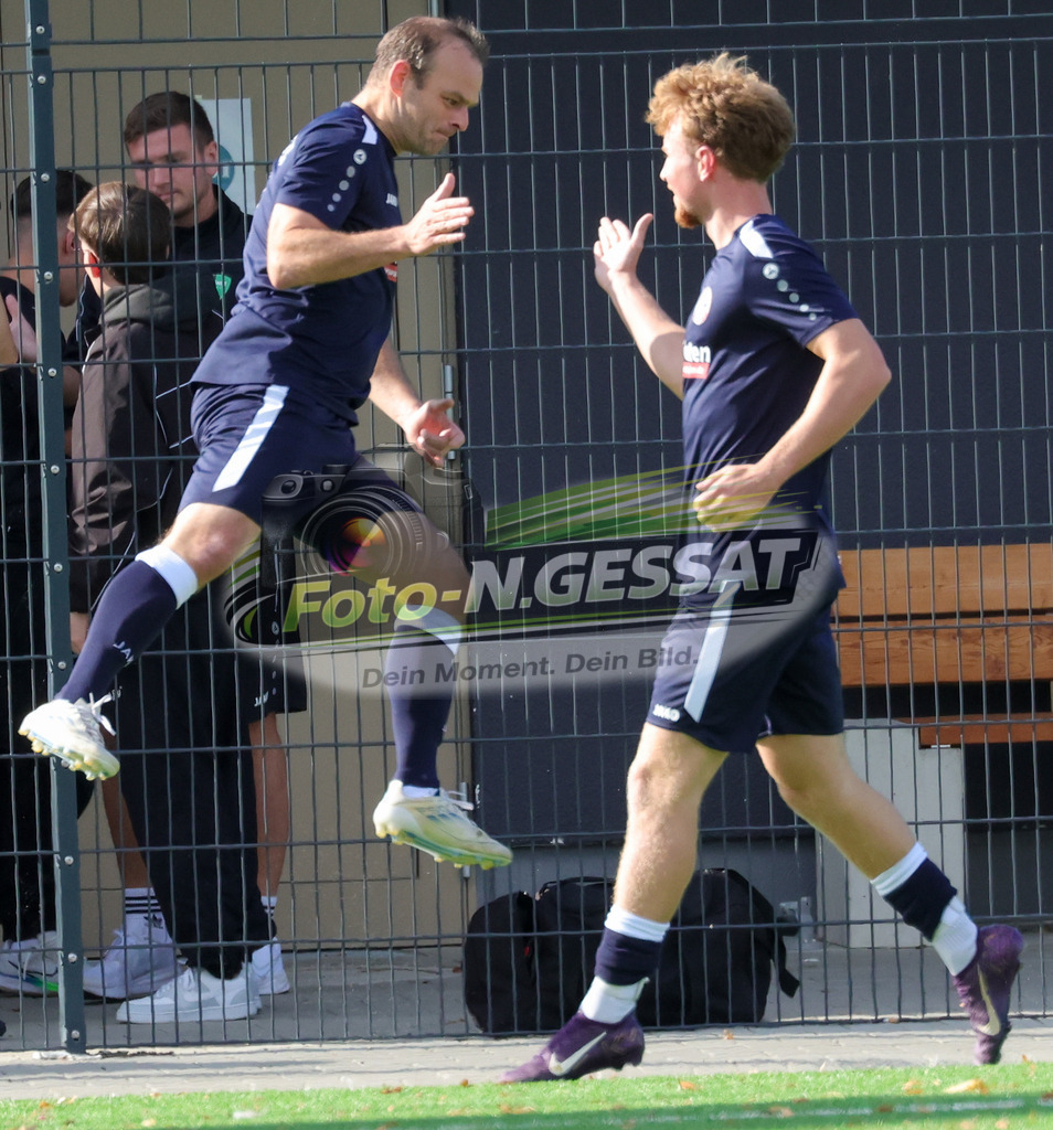 VfL Holsen - TV Elverdissen | Auf dem Bild zu sehen: schwarz VfL Holsen v.l.: Marc Scjemzielorz (links) VfL Holsen, TV Elverdissen, Saison 26/27, Kreisliga A, Holsen, Deutschland - Realisiert mit Pictrs.com
