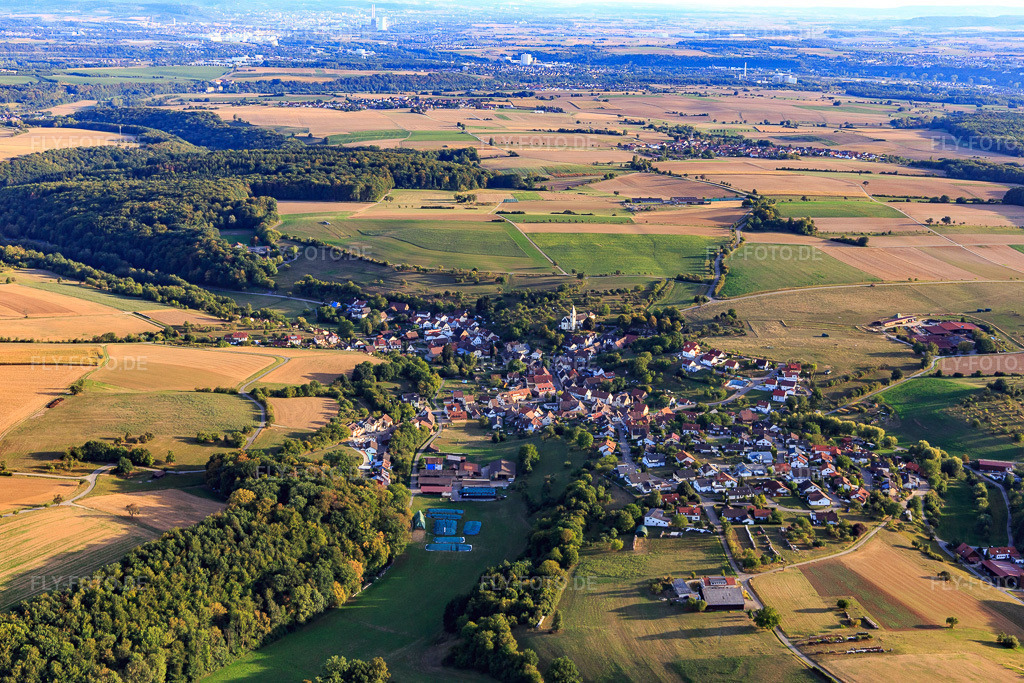 Luftbild: Dorfansicht im Tiefenbachtal aus Osten im Ortsteil Tiefenbach in Gundelsheim im Bundesland Baden-Württemberg in Deutschland. Foto: IMG_111482.jpg vom 09.09.2018 durch Werner Riehm/FLY-FOTO.de