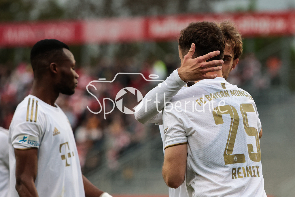 FC Würzburger Kickers - FC Bayern Amateure | Tor fuer die Bayern Amateure / Jubel nach dem Treffer zum 0-1 durch Roman REINELT (FCB #25) / Torjubel / Torschuetze
