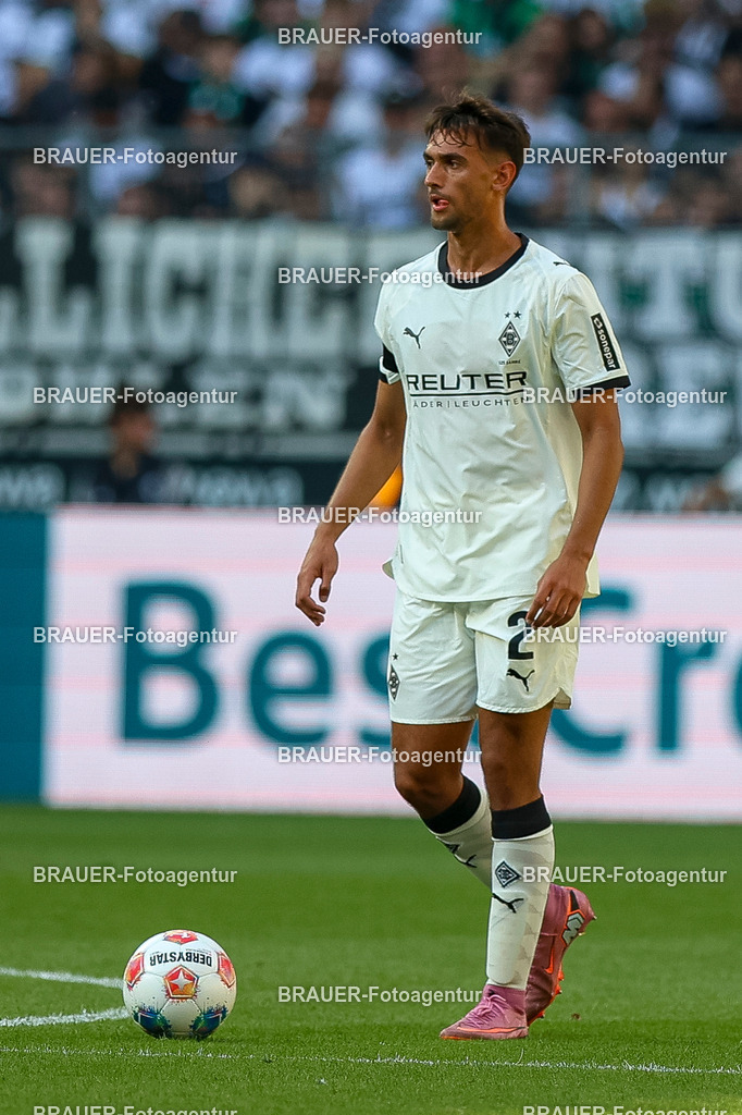 Borussia Mönchengladbach vs Hamburger SV - Bundesliga  | Mönchengladbach, Deutschland, 24.08.25:   Fabio Chiarodia (Borussia Mönchengladbach) in Aktion am Ball, Einzelaktion waehrend des Spiels der Bundesliga zwischen Borussia Mönchengladbach vs Hamburger SV im Stadion im Borussia Park(Foto von Brauer-Fotoagentur / Adrian Schlueter)