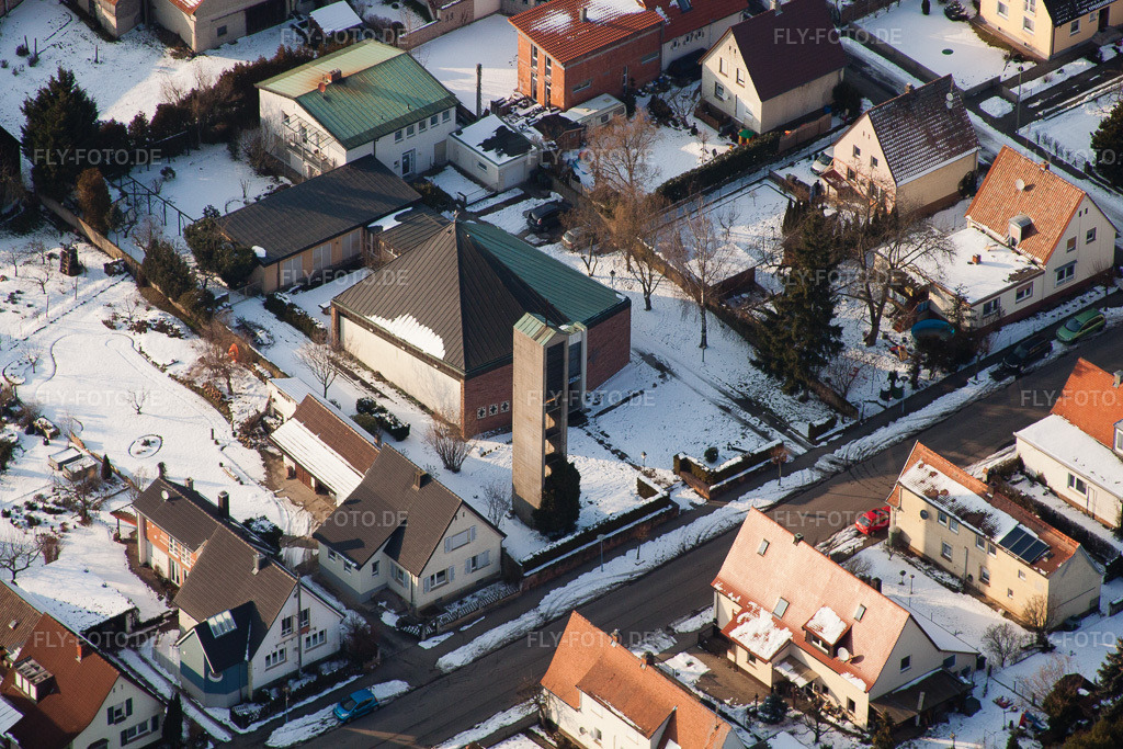 Luftbild: Winterlich schneebedeckte Ortsansicht der Straßen und Häuser der Wohngebiete im Ortsteil Ingenheim in Billigheim-Ingenheim im Bundesland Rheinland-Pfalz in Deutschland. Foto: IMG_24429.jpg vom 16.02.2010 durch Werner Riehm/FLY-FOTO.de
