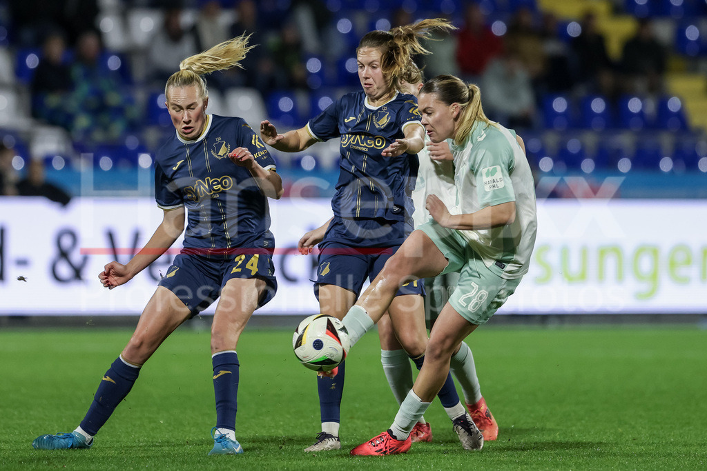 Fussball, Google Pixel Frauen-Bundesliga, TSG 1899 Hoffenheim - SV Werder Bremen | v.li.: Feli Delacauw (TSG 1899 Hoffenheim, 24), Jana Feldkamp (TSG 1899 Hoffenheim, 31) und Juliane Wirtz (SV Werder Bremen, 28) im Zweikampf, Duell, Dynamik, Aktion, Action, Spielszene, DIE DFB-RICHTLINIEN UNTERSAGEN JEGLICHE NUTZUNG VON FOTOS ALS SEQUENZBILDER UND/ODER VIDEOÄHNLICHE FOTOSTRECKEN. DFB REGULATIONS PROHIBIT ANY USE OF PHOTOGRAPHS AS IMAGE SEQUENCES AND/OR QUASI-VIDEO.