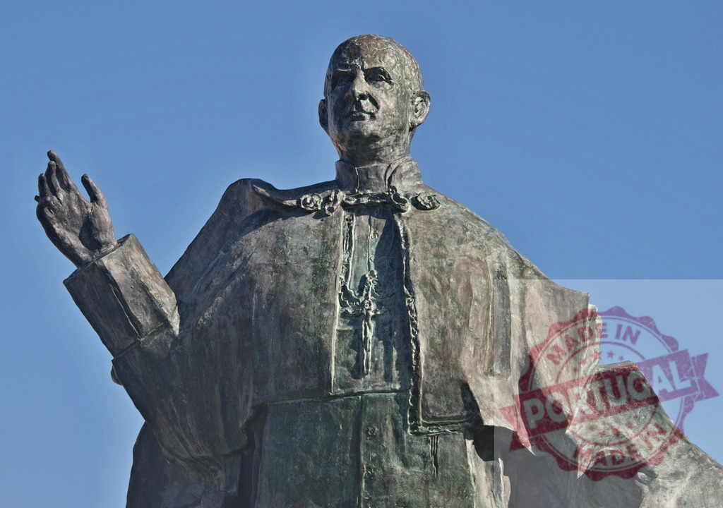 Pope Paul VI bronze statue blessing in Vatican City | Bronze statue of Pope Paul VI blessing, honoring the Catholic leader - Realisiert mit Pictrs.com