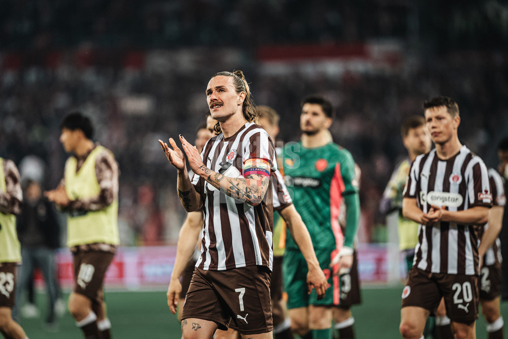 Fußball | Männer | Saison 2025/2026  | Fußball-Bundesliga | 30. Spieltag | FC St. Pauli vs. 1. FC Köln | 17.04.2026 | Jackson Irvine (#7, FC St. Pauli) applaudiert den Fans enttäuscht