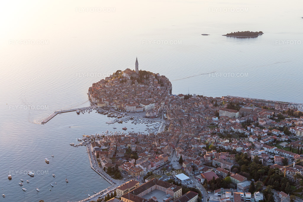 Aerial view: View of the town in Rovinj in the state Gespanschaft Istrien, Croatia. – Photo: IMG_106167.jpg taken on 04/13/2018 by Werner Riehm/FLY-FOTO.com – Resolution of the original: 5472 x 3648 px