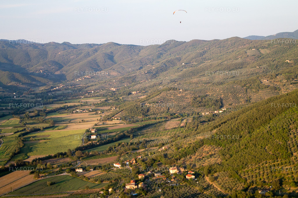 Vue aérienne: Vue de la ville à Poggiolo dans le département Toscane, Italie. Photo: IMG_43858.jpg prise le 29/07/2011 par Werner Riehm/FLY-FOTO.eu – Résolution de l'original: 4272 x 2848 px