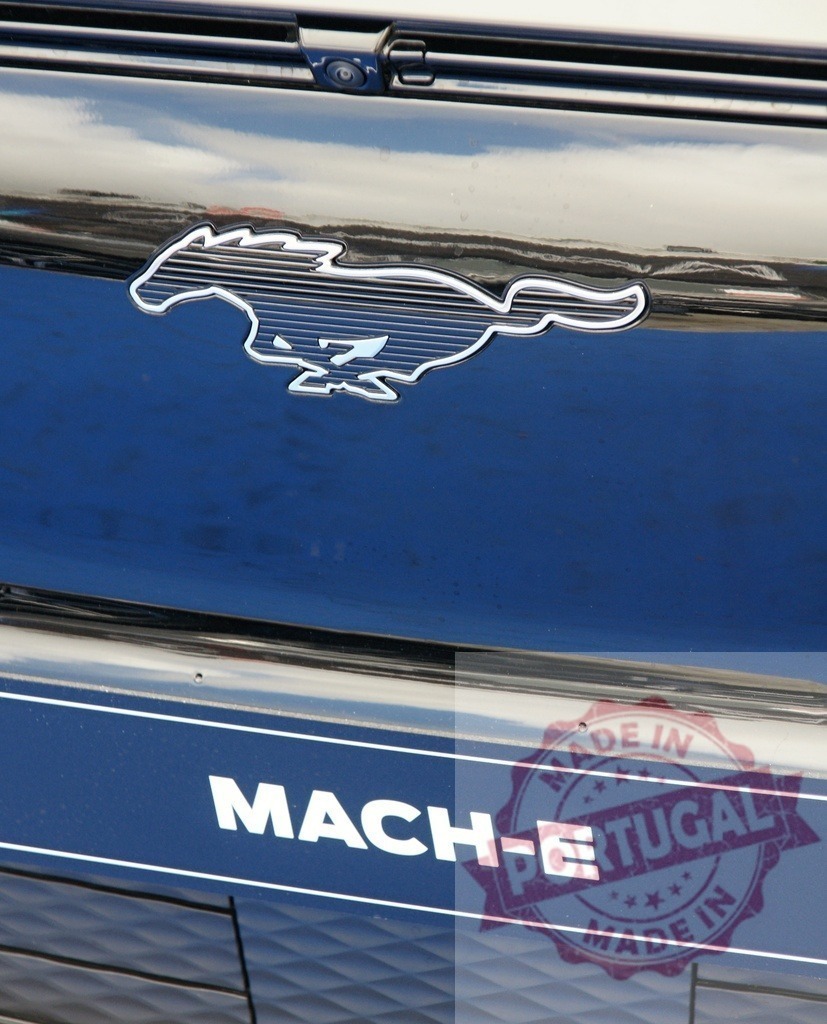 Ford Mustang Mach-E electric car badge and logo | Ford Mustang Mach-E running horse badge and Mach-E lettering on a blue electric SUV - Realisiert mit Pictrs.com