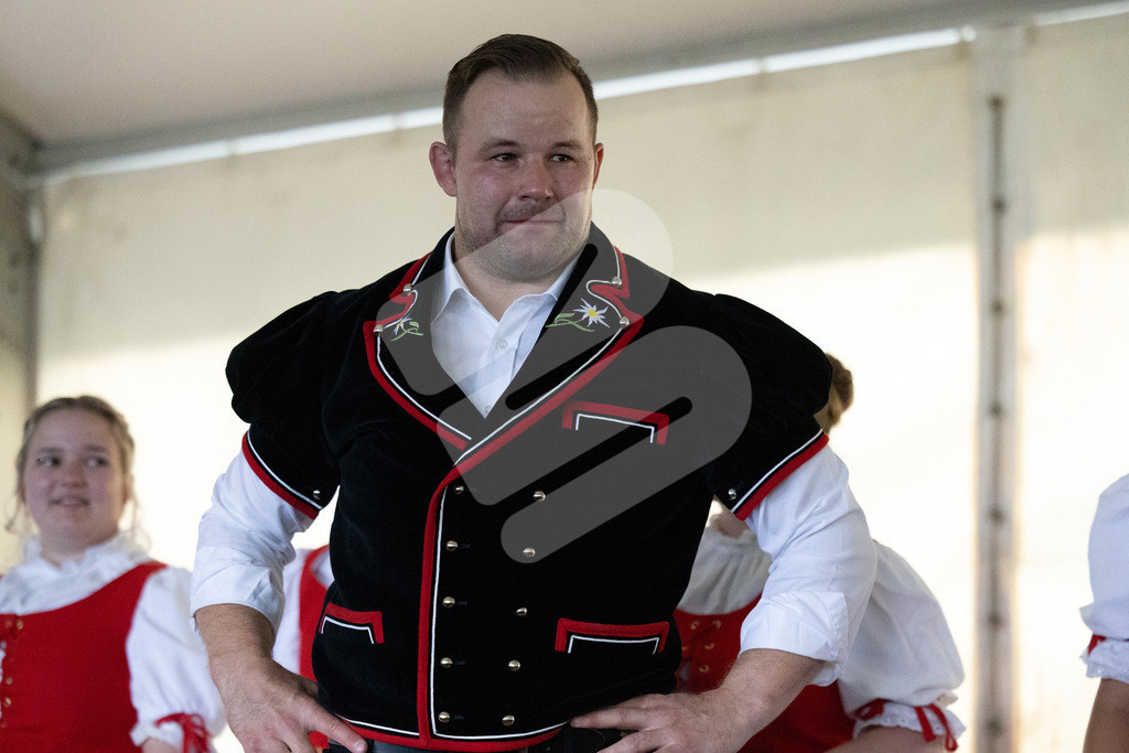 Rigi2025_3083 | Die Schwinger des Schwyzer Kantonalen Schwingerverbandes: Fotos, die Dynamik und Leidenschaft festhalten, sowie emotionale Momente aus dem traditionellen Schwingsport zeigen. - Realisiert mit Pictrs.com