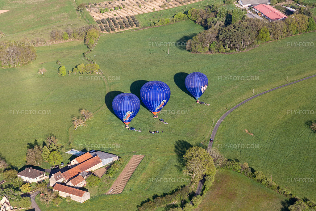 Aerial view: Balloon launch in Veyrines-de-Domme in the state Dordogne, France. – Photo: IMG_113532.jpg taken on 04/16/2019 by Werner Riehm/FLY-FOTO.com – Resolution of the original: 5472 x 3648 px – Périgord Dordogne Montgolfières - Vol en montgolfière en Périgord