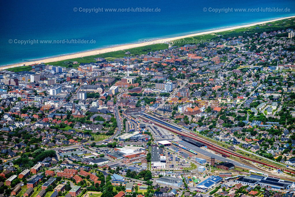Sylt_Westerland_Autoverladung_Bahnhof_Gleise_ELS_0346210625 | SYLT 13.06.2025 Gleisverlauf und Gebäude des Hauptbahnhofes im Ortsteil Westerland auf der Insel Sylt im Bundesland Schleswig-Holstein, Deutschland. Weiterführende Informationen bei: DB Fernverkehr AG,  DB Regio AG. // Track progress and building of the main station of the railway in the district Westerland on Island Sylt in the state Schleswig-Holstein, Germany. Further information at: DB Fernverkehr AG,  DB Regio AG. Foto: Martin Elsen