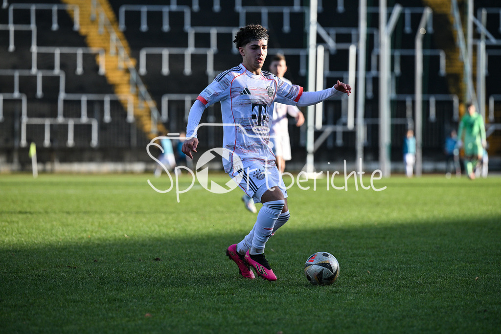 TSV Schwaben Augsburg - FC Bayern Amateure | AUGSBURG, GERMANY - 29. NOVEMBER: am Ball Jussef NASRAWE (FC Bayern München II 3) / Einzelfoto / Freisteller beim Ligaspiel zwischen dem TSV Schwaben Augsburg und den Amateuren des FC Bayern am 20. Spieltag der Regionalliga Bayern im Rosenaustadion