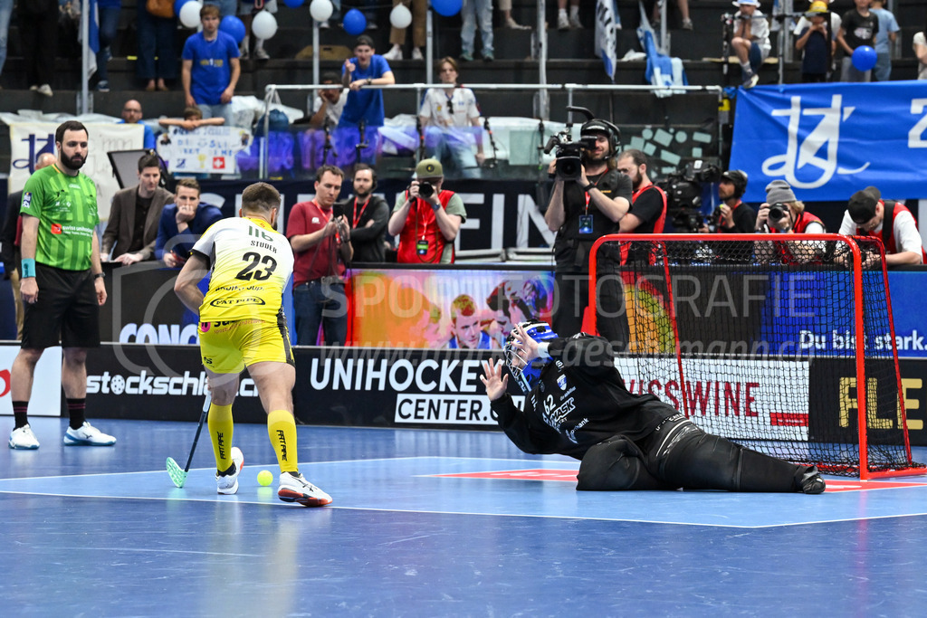 Zug United - HC Rychenberg - 25. April 2026 | Tobias Studer (#23 HC Rychenberg Winterthur) versenkt seinen Penalty im Tor von Nils Schälin (#62 Zug United) am L-UPL Superfinal-Spiel zwischen Zug United und HC Rychenberg am 25. April 2026 in der BCF Arena, Fribourg, Schweiz.Bild: Sportfotografie Markus Aeschimann | www.markus-aeschimann.ch - Realisiert mit Pictrs.com
