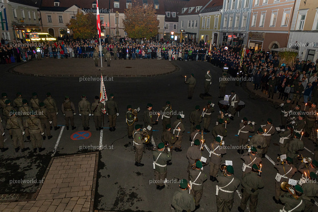 Großer Zapfenstreich am Hauptplatz in Feldkirchen | Bildershop von pixelworld.at - Realisiert mit Pictrs.com