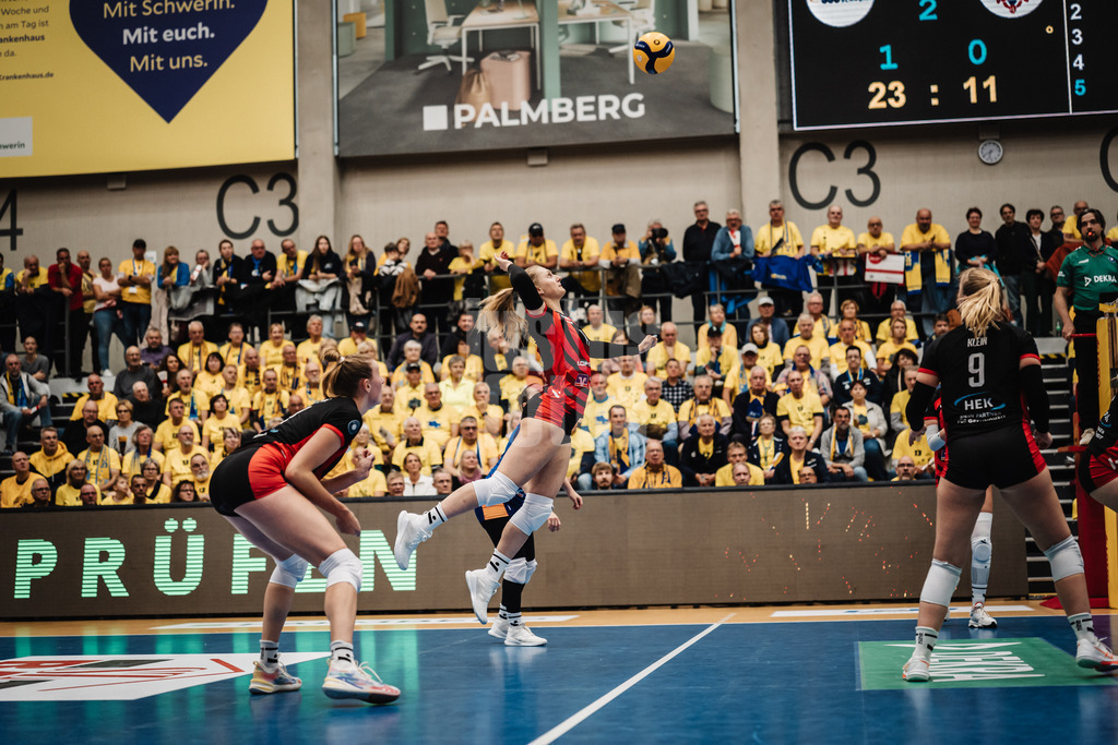 Volleyball | Frauen | Saison 2025/2026 | Volleyball Bundesliga | SSC Palmberg Schwerin vs. ETV Hamburger Volksbank Volleys | 18.10.2025 | Fiona Dittmann (#14, ETV Hamburger Volksbank Volleys) beim Angriff