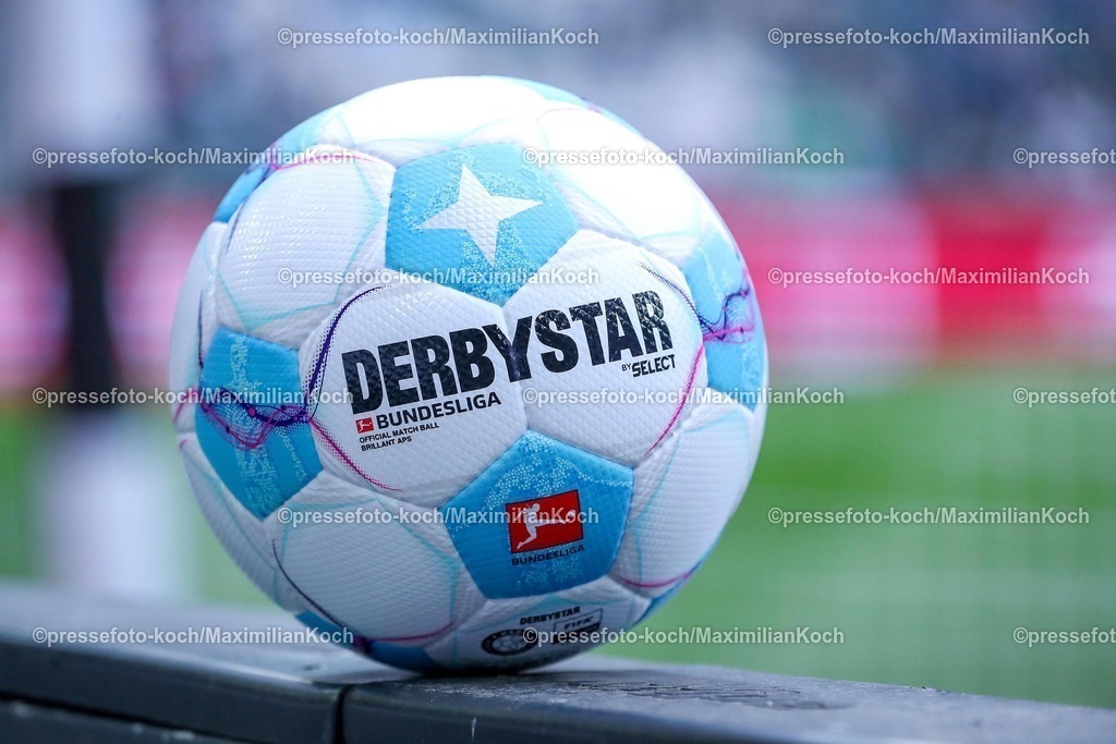 BMG21022502093 | 22.02.2025, Fußball, Borussia Mönchengladbach - FC Augsburg, 1. Fußball Bundesliga, Borussia-Park, Saison 2024 2025: Feature Offizieller Spielball des herrstellers Derbystar Select mit Logo Emblem der 1. FußballbundesligaDFB regulations prohibit any use of photographs as image sequences and or quasi-video.
