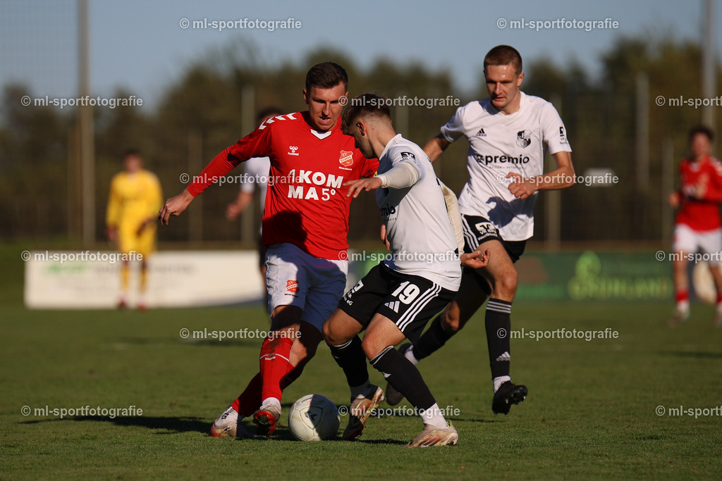 Fußball I Herren I Saison 2025/2026 I Oberliga Schleswig-Holstein I 13. Spieltag I SV Eichede - Heider SV | Evgenij Bieche (11, SV Eichede) im Zweikampf gegen Jannis Hinz (19, Heider SV) - Realisiert mit Pictrs.com