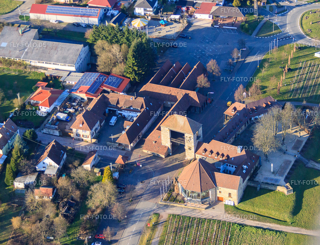 Deutsches Weintor Pfalz https://www.deutsches-weintor-restaurant.de/ | Luftbild: Deutsches Weintor Pfalz https://www.deutsches-weintor-restaurant.de/ im Ortsteil Schweigen in Schweigen-Rechtenbach im Bundesland Rheinland-Pfalz in Deutschland. Foto: IMG_62339.jpg vom 24.02.2014 durch Werner Riehm/FLY-FOTO.de - Realisiert mit Pictrs.com