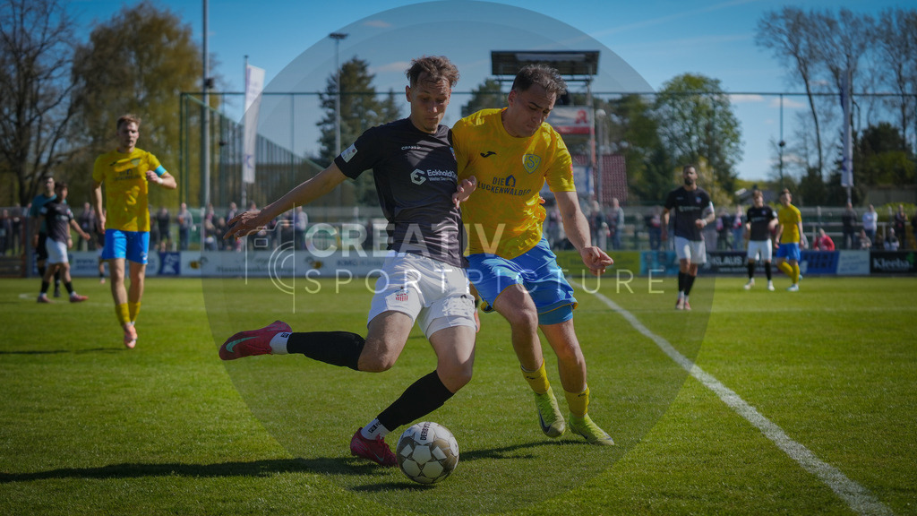 FFußball, Herren, Saison 2025/2026, Regionalliga Nordost, 31. Spieltag, FSV 63 Luckenwalde vs. FSV Zwickau, Sonntag 26.04.2026, Werner-Seelenbinder-Stadion Luckenwalde | Fußball, Herren, Saison 2025/2026, Regionalliga Nordost, 31. Spieltag, FSV 63 Luckenwalde vs. FSV Zwickau, Sonntag 26.04.2026, Werner-Seelenbinder-Stadion Luckenwalde, Im Bild: Jonas Dittrich (l. Zwickau) und Simon Gollnack (r. Luckenwalde) - Realisiert mit Pictrs.com
