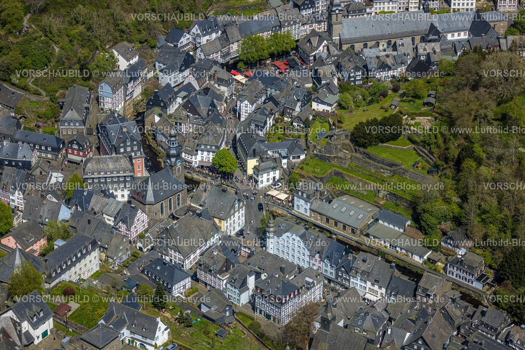 Monschau240502222 | Luftbild, historische Altstadt mit historischen mittelalterlichen Gebäuden und der evangelischen Stadtkirche, Rotes Haus, Fluss Rur und Brücke Rurstraße Fußgängerbereich, Monschau, Nordrhein-Westfalen, Deutschland