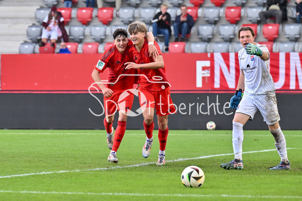 FC Bayern München U19 - SpVgg Unterhaching U19 | Jubel der Bayern nach dem Treffer zum 2-1 durch Magnus DALPIAZ (FC Bayern München U19 #2) / Freude / Happy / Tor / Torschuetze