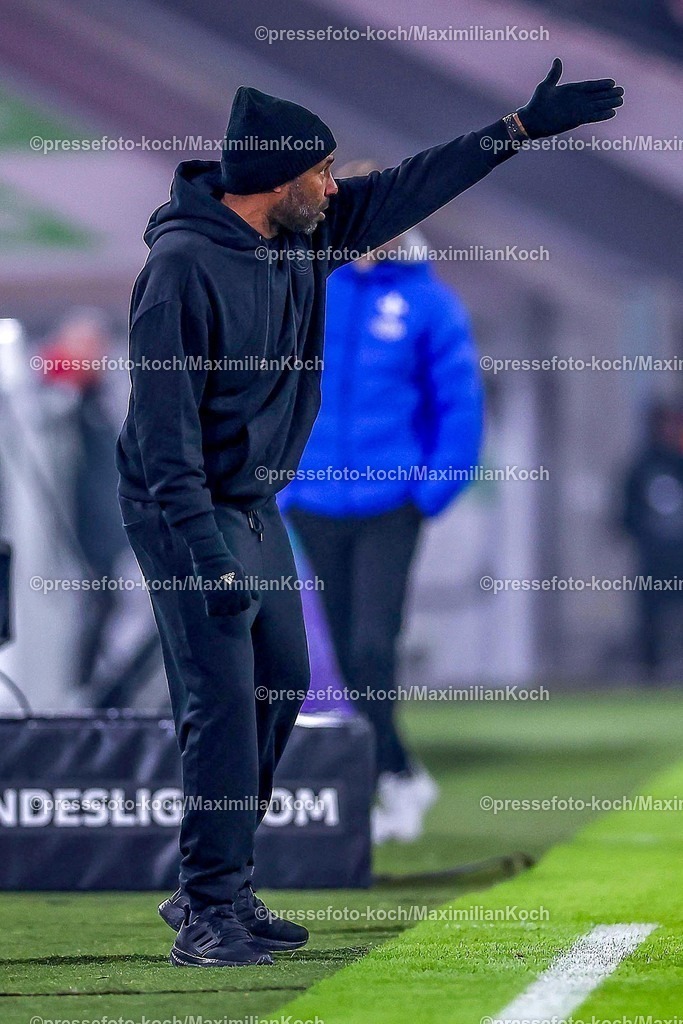 Due17012501051 | 17.01.2025, Fußball, Fortuna Düsseldorf - SV Darmstadt 98, 2.. Fußball Bundesliga, 18. Spieltag, Merkur Spiel-Arena, Saison 2024 2025: Cheftrainer Daniel Thioune (Trainer Fortuna Düsseldorf) gestikulierend am Spielfeldrand GestikDFB regulations prohibit any use of photographs as image sequences and or quasi-video.