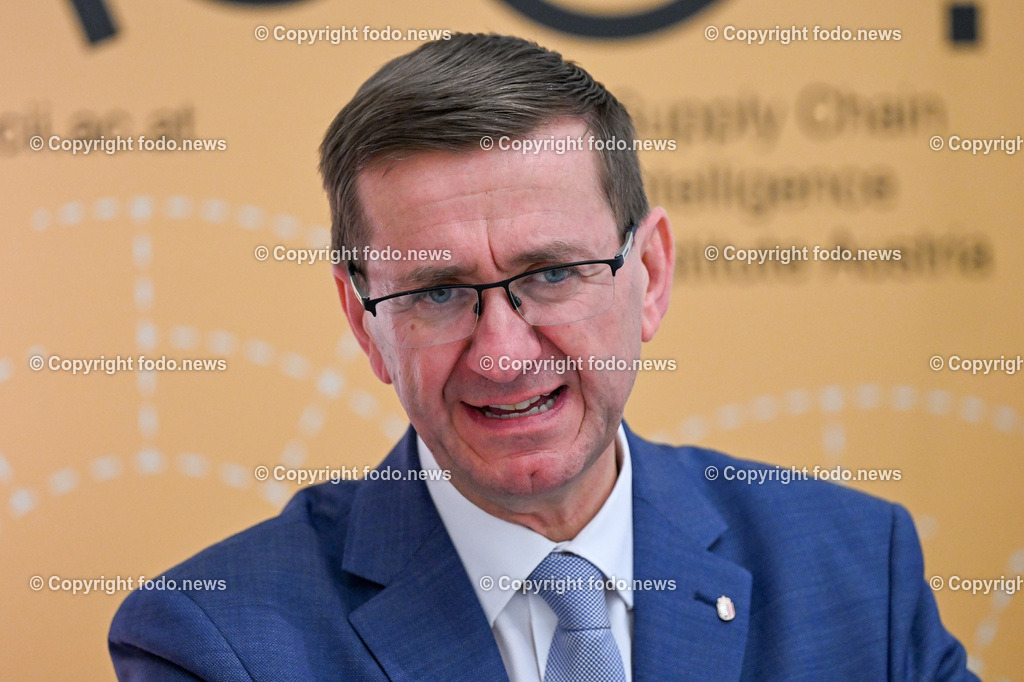 Pressekonferenz Land Ooe_ Stabilitaet der Lieferketten im Fokus_ 22.01.2024-17 | 22.01.2024, Linz, AUT, Pressekonferenz Land Ooe, Stabilitaet der Lieferketten im Fokus – aktuelle Analysen und Forschungsergebnisse und kuenftige Schwerpunkte im Bild LR Markus Achleitner (VP)