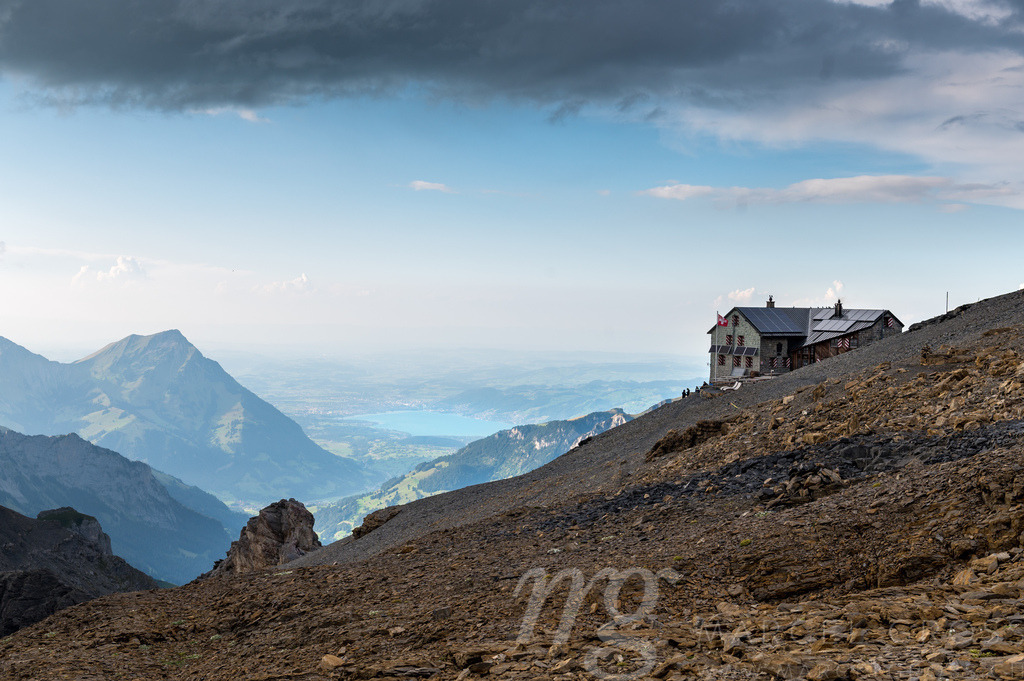 Blüemlisalphütte SAC with Lake Thun and Thun in the distance in summer | Die ideale Geschenkidee für Naturliebhaber. Naturbilder von Marcel Gross Photography für ihr Zuhause in den verschiedensten Formaten und Materialien. - Realisiert mit Pictrs.com