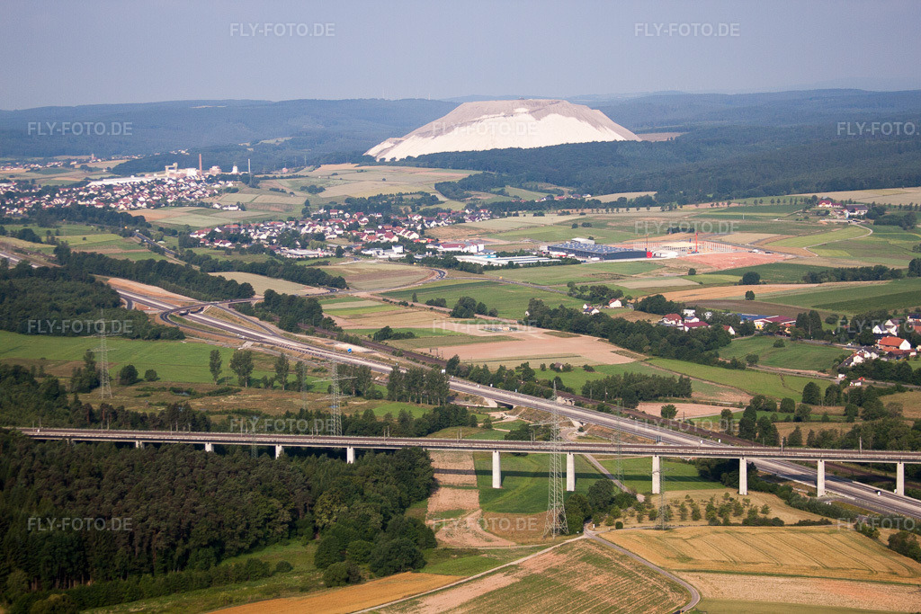 Luftbild: Monte Kali bei Neuhof hinter der Südlichen Fliedetalbrücke für die Bahn über die A66 im Ortsteil Hattenhof in Neuhof im Bundesland Hessen in Deutschland. Foto: IMG_68891.jpg vom 22.06.2014 durch Werner Riehm/FLY-FOTO.de
