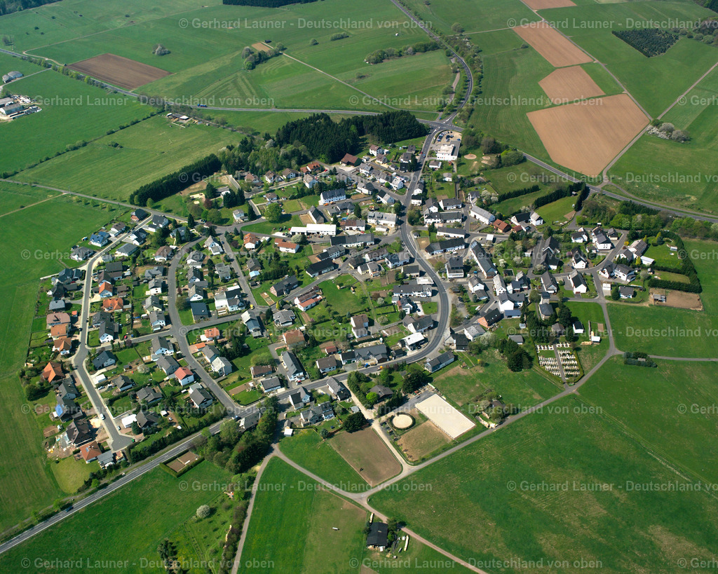 2610069 | RABENSCHEID 09.06.2006 Landwirtschaftliche Nutzflächen und Feldgrenzen  umsäumen das Siedlungsgebiet des Dorfes in Rabenscheid im Bundesland Hessen, Deutschland // Agricultural land and field boundaries surround the settlement area of the village  in Rabenscheid in the state Hesse, Germany Foto: Gerhard Launer