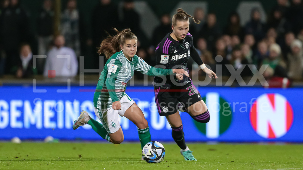 Fussball, Google Pixel Frauen-Bundesliga, SV Werder Bremen - FC Bayern München | v.li.: Melina Kunkel (SV Werder Bremen, 29) und Franziska Kett (FC Bayern München, 20) im Zweikampf, Duell, Dynamik, Aktion, Action, Spielszene, DIE DFB-RICHTLINIEN UNTERSAGEN JEGLICHE NUTZUNG VON FOTOS ALS SEQUENZBILDER UND/ODER VIDEOÄHNLICHE FOTOSTRECKEN. DFB REGULATIONS PROHIBIT ANY USE OF PHOTOGRAPHS AS IMAGE SEQUENCES AND/OR QUASI-VIDEO.