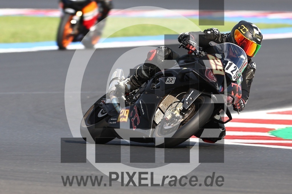 0129-20240927_03361 | Schöne Erinnerungen an spannende Momente - das festzuhalten ist unser Job. PIXELrace.de ist seit 2003 auf den Rennstrecken Europas unterwegs um die Action draußen beim Fahren und die wunderbare Stimmung imm Fahrerlager für euch einzufangen.