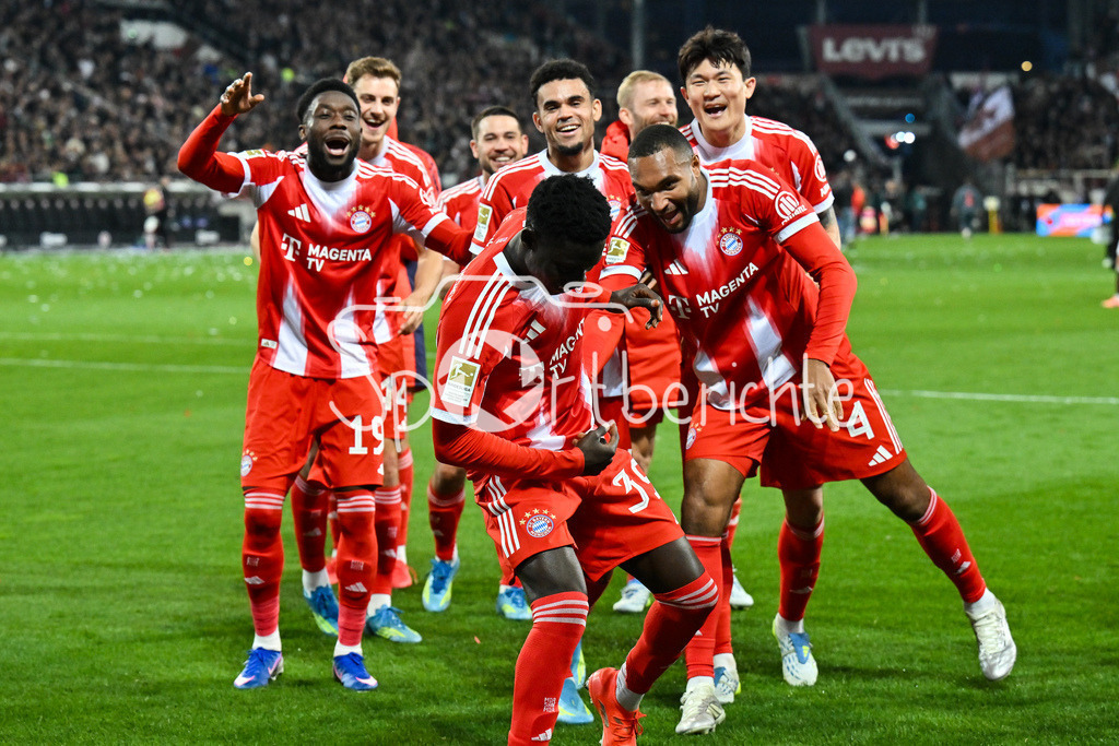 FC St. Pauli - FC Bayern München | ST. PAULI, DEUTSCHLAND - 11. APRIL: die Spieler der Bayern feiern zusammen mit Fans den Auswärssieg in Hamburg nach dem Bundesligamatch zwischen dem FC St. Pauli und dem FC Bayern München am 29. Spieltag im Millerntor Stadion / DFL REGULATIONS PROHIBIT ANY USE OF PHOTOGRAPHS AS IMAGE SEQUENCES AND/OR QUASI-VIDEO / Bara NDIAYE (FC Bayer Munich 39)