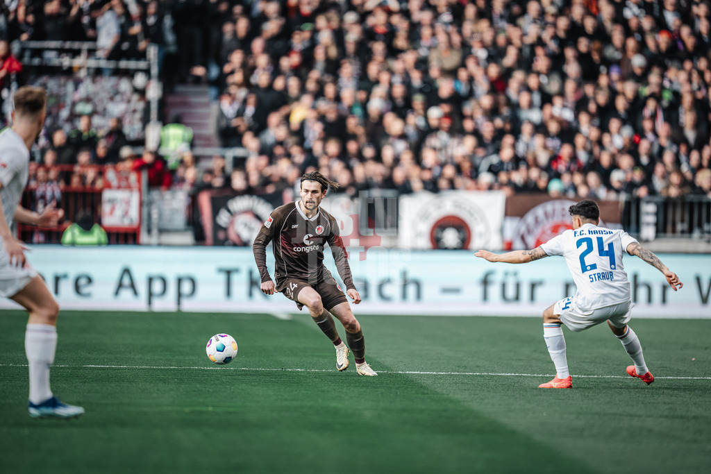 Fußball | Männer | Saison 2023/2024 | 2. Fußball-Bundesliga | 31. Spieltag | FC St. Pauli vs. FC Hansa Rostock | 26.04.2024 | Connor Metcalfe (#24, FC St. Pauli) mit dem Ball