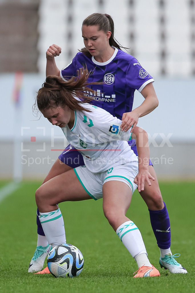 Fussball, Google Pixel Frauen-Bundesliga, SGS Essen - SV Werder Bremen | v.li.: Emilie Bernhardt (SV Werder Bremen, 16) und Lilli Purtscheller (SGS Essen, 7) im Zweikampf, Duell, Dynamik, Aktion, Action, Spielszene, DIE DFB-RICHTLINIEN UNTERSAGEN JEGLICHE NUTZUNG VON FOTOS ALS SEQUENZBILDER UND/ODER VIDEOÄHNLICHE FOTOSTRECKEN. DFB REGULATIONS PROHIBIT ANY USE OF PHOTOGRAPHS AS IMAGE SEQUENCES AND/OR QUASI-VIDEO.