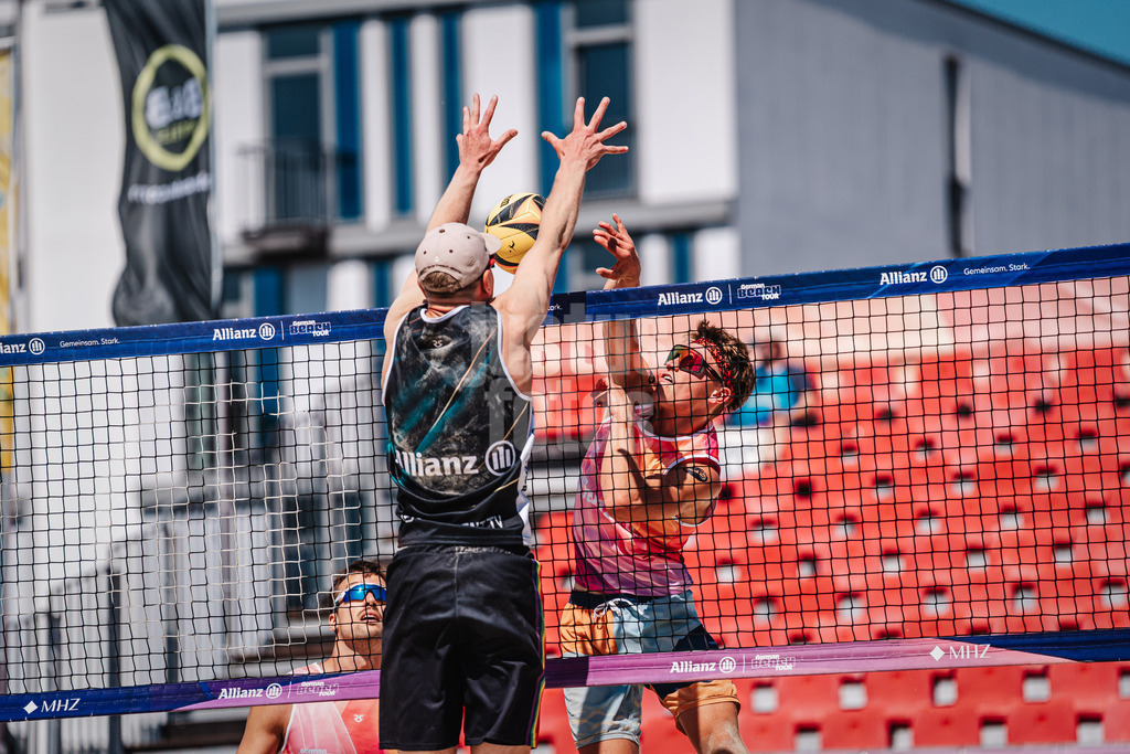 Beachvolleyball | Männer | Allianz German Beach Tour 2025 | Tourstop Bremen | 12.06.2025 | v.l. Bo Hansen blockt Moritz Hauschild