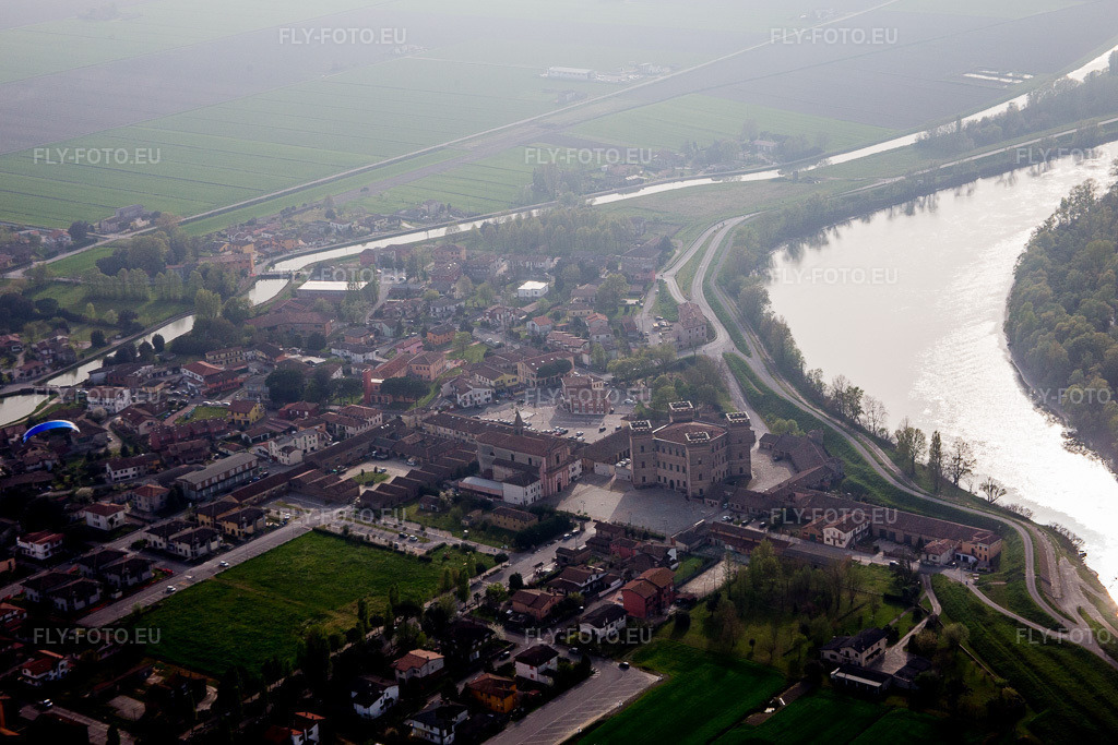 Vue aérienne: Vue de la ville à Mesola dans le département Ferrara, Italie. Photo: IMG_087292.jpg prise le 05/04/2016 par Werner Riehm/FLY-FOTO.euRésolution de l'original: 5338 x 3558 px