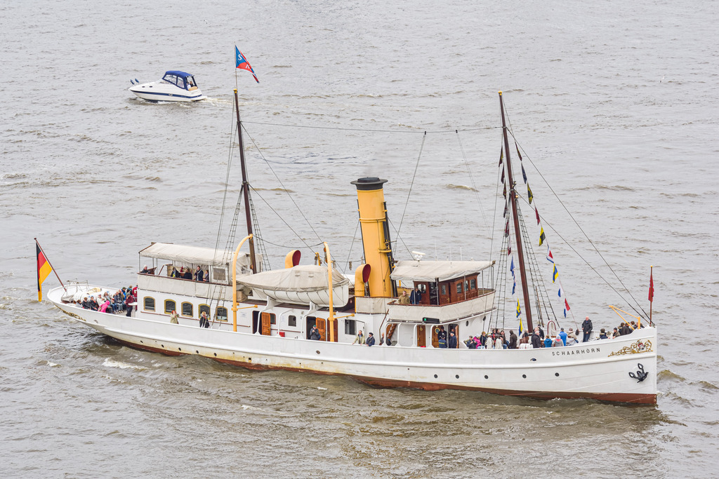 Dampfschiff Schaarhörn | Auf dem Hamburger Hafengeburtstag, das Dampfschiff Schaarhörn. Dieses Museumsschiff wurde ursprünglich als Peil- bzw. Vermessungsschiff eingesetzt, es hat eine Länge von knapp 42 Metern und hatte im Jahr 1906 ihren Stapellauf. - Realisiert mit Pictrs.com