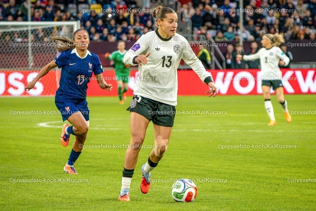 xKKUx24102501016 | 24.10.2025, xkkux, Fußball, UEFA Women s Nations League Halbfinale, Saison 2025/2026, Länderspiel Hinspiel in der MERKUR SPIEL-ARENA Düsseldorf, Selma Bacha (FRA #13) Carlotta Wamser (GER #13) 