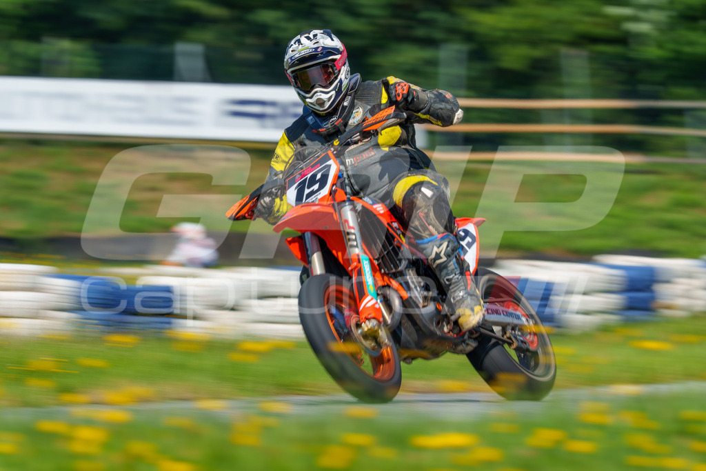 SuperMoto_Staatsmeisterschaft_Greinbach_341 | GRIPcapture steht für authentische Sportfotografie in Österreich – für Momente, die mehr sind als Geschwindigkeit oder Ergebnis. Es geht um Emotion, Spannung, Fokus und den Augenblick, der oft nur einen Wimpernschlag dauert.Ob Motorsport, Teamsport oder 