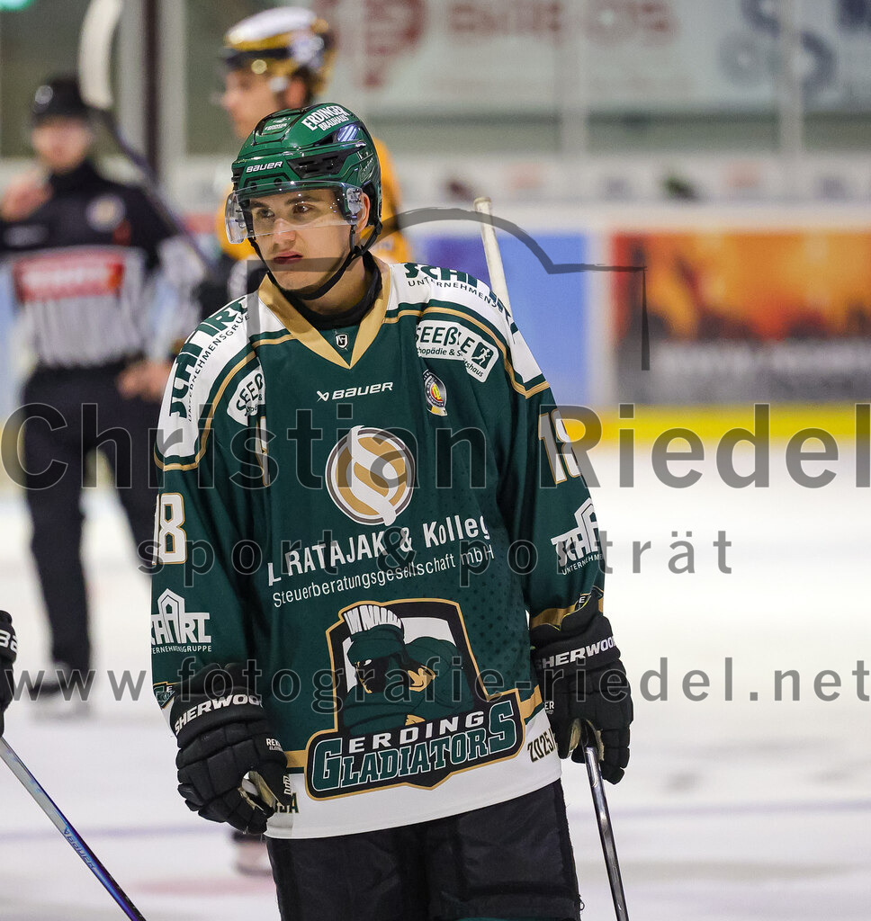 2025-08-22_052_TSV_Erding_gegen_EV_Fuessen | Erding, Deutschland, 22.08.2025:Eishockey, Oberliga Süd 2025 / 2026, Testspiel, TSV Erding gegen EV Füssen, Endergebnis: 1:4Luis Scheibengraber (Erding Gladiators, #18)Foto: Christian Riedel / fotografie-riedel.net