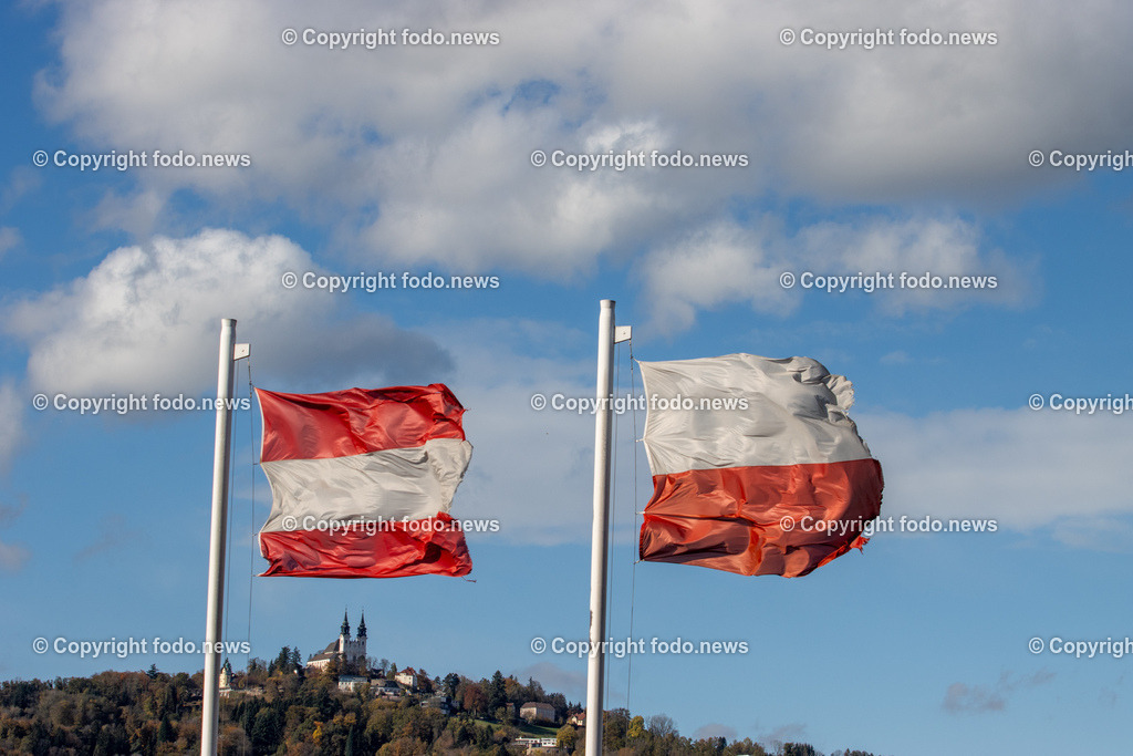 Fahnen_ Flaggen_ 25.10.2025-5 | 25.10.2025, Linz, AUT, Fahnen, Flaggen, im Bild Themenbild, Oesterreich, Oberoesterreich, Flagge, Fahne, Nationalflagge, Rot, Weiss, Wind, Himmel, Landschaft, Kirche, Poestlingberg, Herbst, Natur, Symbol, Nation, Patriotismus, Architektur, Geschichte, Kultur, Aussicht, Identitaet, Symbolbild, Feature