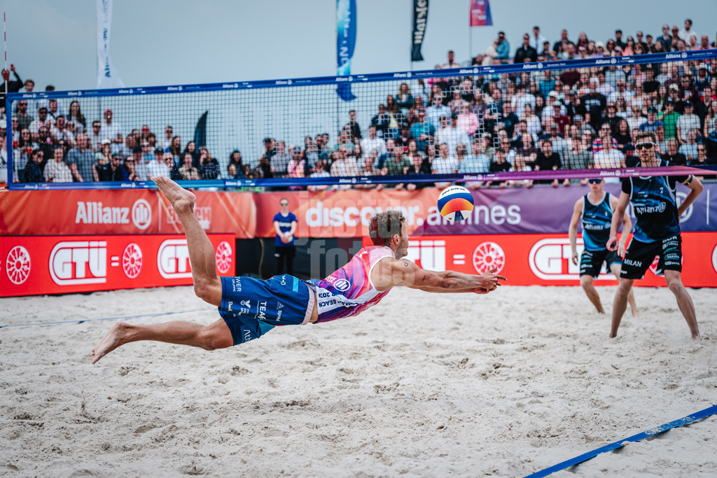 Beachvolleyball | Männer | German Beach Tour 2024 | Tourstop Düsseldorf | 19.05.2024 | Eric Stadie fliegt durch die Luft