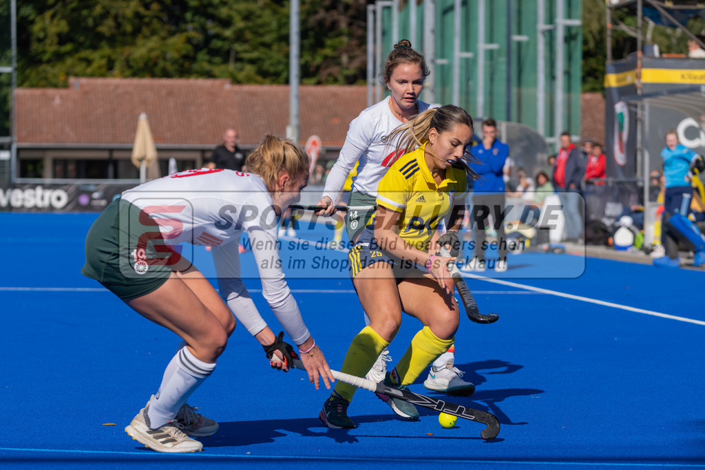 HK_20221008_100404 | 2. Bundesliga Damen Crefelder HTC - Eintracht Braunschweig  am 8.10.2022 Crefelder HTC, Krefeld , hinten Schneider Johanna ( Crefelder HTC #14 ) , Lourdes Estigarria ( Eintracht Braunschweig #25 ) , Krings Lynn ( Crefelder HTC #19 )