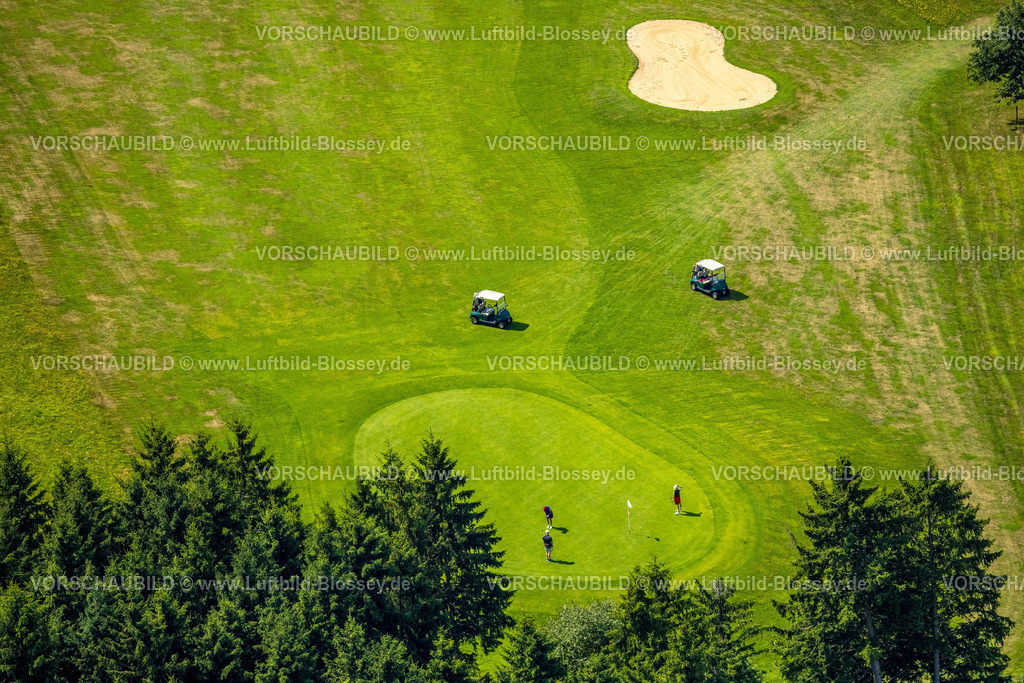 Attendorn250808175 | Luftbild, Golfclub Repetal Südsauerland e.V., Golfplatz und Golfwiese Repetal, Golfspieler am Loch und Caddy Golfwagen, Mecklinghausen, Attendorn, Sauerland, Nordrhein-Westfalen, Deutschland
