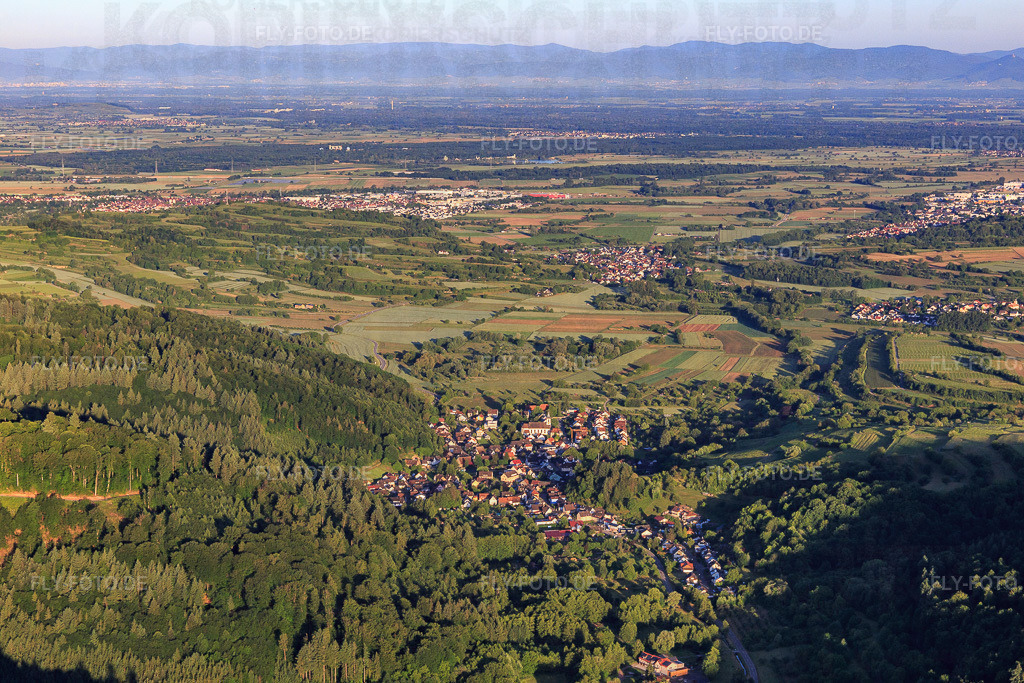 Dorfansicht aus Osten | Luftbild: Dorfansicht aus Osten im Ortsteil Bleichheim in Herbolzheim im Bundesland Baden-Württemberg in Deutschland. Foto: IMG_147523.jpg vom 30.05.2025 durch Werner Riehm/FLY-FOTO.de - Realisiert mit Pictrs.com