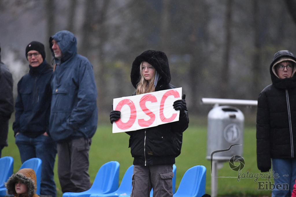 JFV Edewecht-Osnabrücker SC | C-Jugend Landesliga; JFV Edewecht (grün)-Osnabrücker SV (rot) am 18.11.2023; in Edewecht (Sportanlage Göhlenweg), Photo: Philip Eiben 2023 - Realisiert mit Pictrs.com