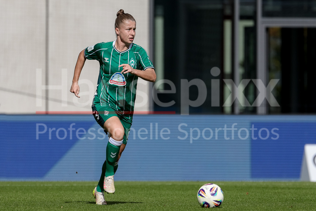 Fussball, Google Pixel Frauen-Bundesliga, FC Bayern München - SV Werder Bremen | Michelle Ulbrich (SV Werder Bremen, 5) am Ball, Freisteller, Einzelbild, Ganzkörper, Aktion, Action, Spielszene, DIE DFB-RICHTLINIEN UNTERSAGEN JEGLICHE NUTZUNG VON FOTOS ALS SEQUENZBILDER UND/ODER VIDEOÄHNLICHE FOTOSTRECKEN. DFB REGULATIONS PROHIBIT ANY USE OF PHOTOGRAPHS AS IMAGE SEQUENCES AND/OR QUASI-VIDEO.