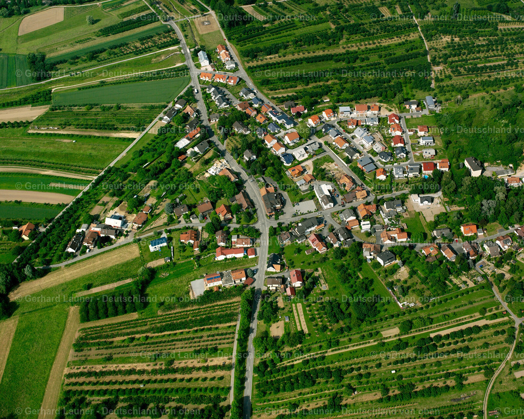 2526060 | BüHL 01.08.2005 Landwirtschaftliche Nutzflächen und Feldgrenzen  umsäumen das Siedlungsgebiet des Dorfes in Bühl im Bundesland Baden-Württemberg, Deutschland // Agricultural land and field boundaries surround the settlement area of the village  in Bühl in the state Baden-Wuerttemberg, Germany Foto: Gerhard Launer
