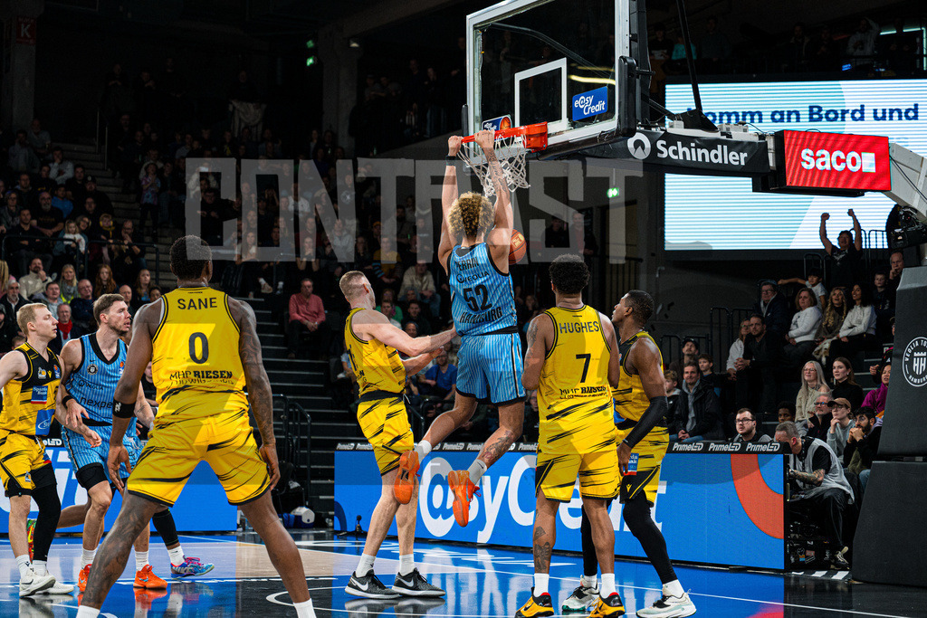 Basketball I Herren I Bundesliga I Saison 2025/2026 I 8. Spieltag I Veolia Towers Hamburg - MHP Riesen Ludwigsburg | Zacharie Perrin (52, Veolia Towers Hamburg) hängt am Korb - Realisiert mit Pictrs.com